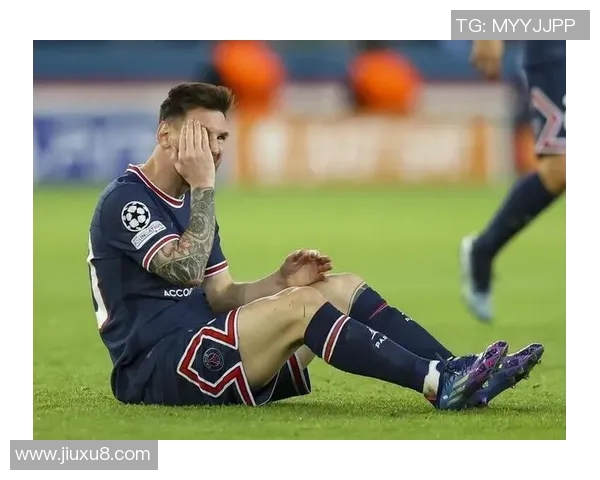 法国足球明星惊艳扣篮视频引发球迷热议与欢呼